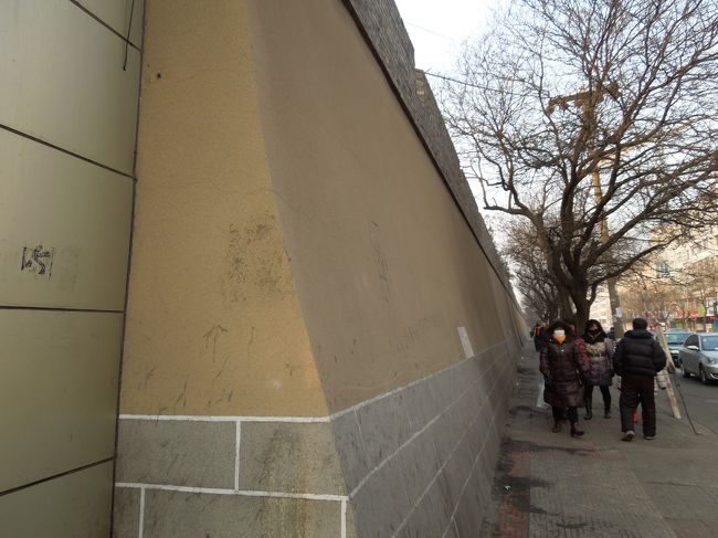 門の西側。<br />公園の横に整備した城壁です。<br />