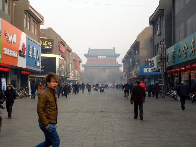 整備された大通りを北に向かいます。<br />これを見るだけだと一見、静かそうですが、各店舗からは競うように大音量で音楽が流れます。<br />