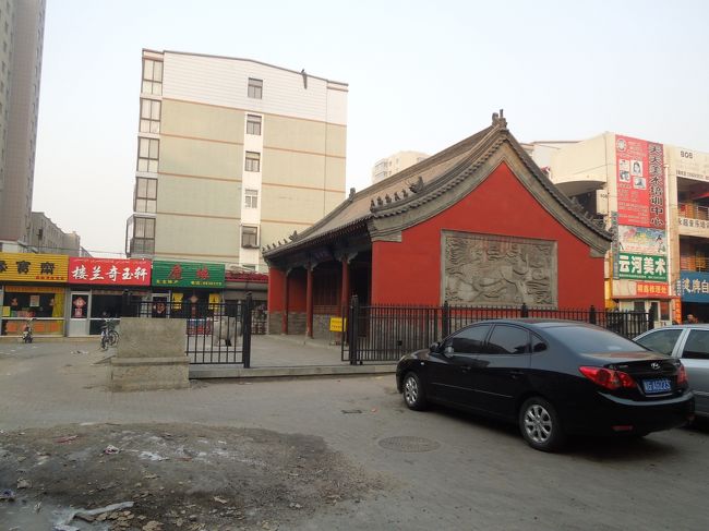 音楽に合わせて自然に３拍子になって歩いてゆくと…<br />左側の路地の先に財神廟です。<br />