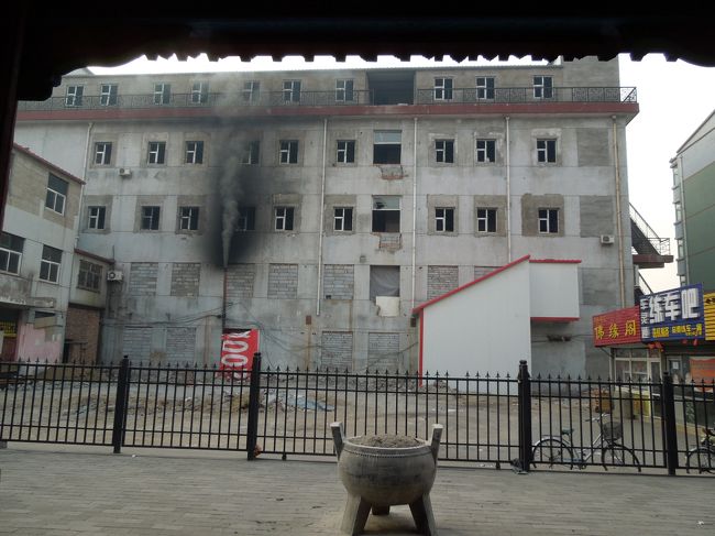 でも、廟の正面がこれじゃあネエ<br />