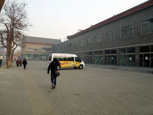 周りは、再開発されたようで店舗が準備中です。<br />真冬の午前中だからでしょうか閑散としてます。<br />先ほどの大通りは結構、人がいたのにね。<br />