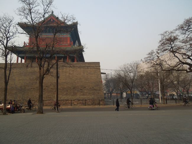 どこか、入場できる所ないかな？<br />ぐるっと回りこみます。<br />