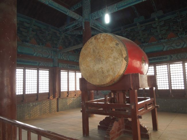 階段を上がって更に上に行くと。<br />鼓楼なんで当たり前ですよね、あるのは…<br />