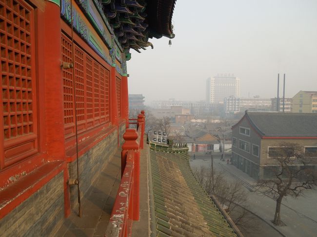 こちらは東の妻側<br />狭いけど一周してみます。<br />