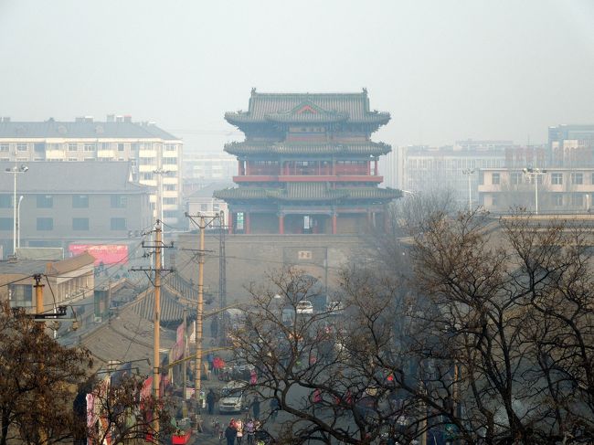 う〜ん…<br />ちょっとズームして見ました。<br />冬だけど霞んでいるのはしょうがないか…<br />あちこちで、石炭たいてるからネエ<br />