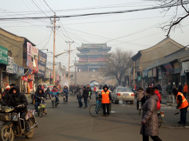 お目当ての「清遠楼」はすぐでした。<br />このあたり一帯の開発はまだのようで<br />趣のある店舗が並びます。<br />