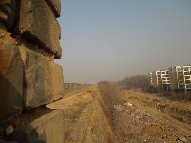 身を乗り出してその先を見てみると…<br />外側の女墻は出来上がってます。<br /><br />