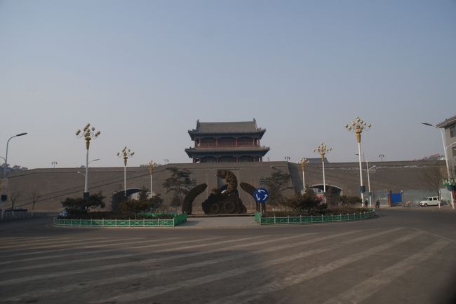 ﾊﾞｽはなかなか来なかったけど、乗ってしまえばこちらのものです<br />着きました、大新門<br /><br />