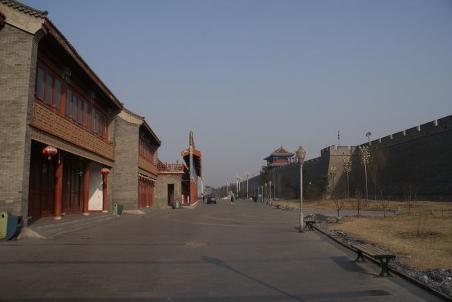 トイレを探して城外に<br />城壁も城外の店舗も見事に再開発されてます。<br />それより、トイレ、トイレ…<br />