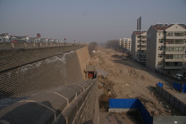 城楼の北側<br />整備されているのは200mほどでしょうか。<br />まわりもまだ整備中です。<br />北側に行けるところまで行って見ましょう。<br />