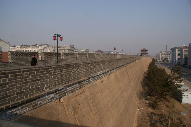 こんどは反対に南側に…<br />張り出した馬面部分から大新門方向を見ます。<br />すでに12時ちょっと前<br />予定をかなり超過してます。早く鶏鳴駅に向かわなくっちゃ<br />やむなく、タクシーを捕まえます。<br />