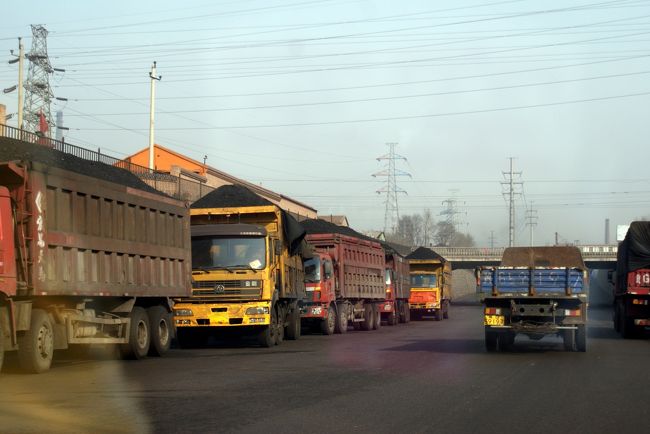 下花園目指して、朝バスで来た道をﾀｸｼｰで引きかえします。<br />街道は炭鉱からの石炭を満載した大型トラックが延々と並びます。<br />