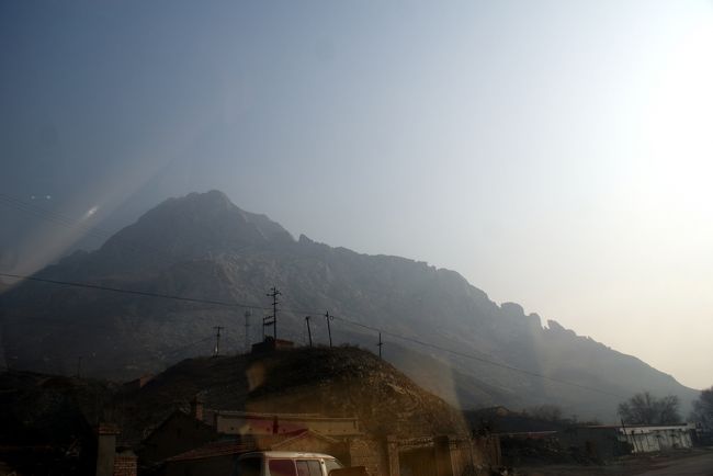 50分で下花園を過ぎて鶏鳴山の麓まで来ました。<br />