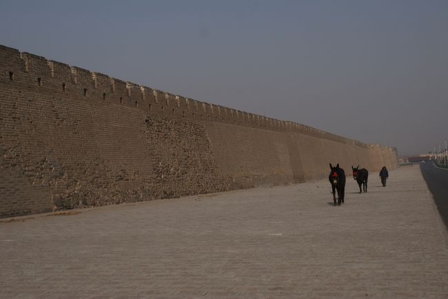しばらく走ると右手に城壁が見えてきました。<br />鶏鳴駅に着いたという運ちゃんに「城墻に行って頂戴」と言うと<br />城壁沿いに左折して着きました。<br />ちょうど1時間弱でつきました。<br /><br />