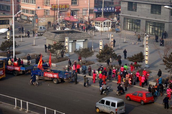 先程からなにやら下の通りでドンドコ、ピーヒャラ、騒がしくなりました。<br />