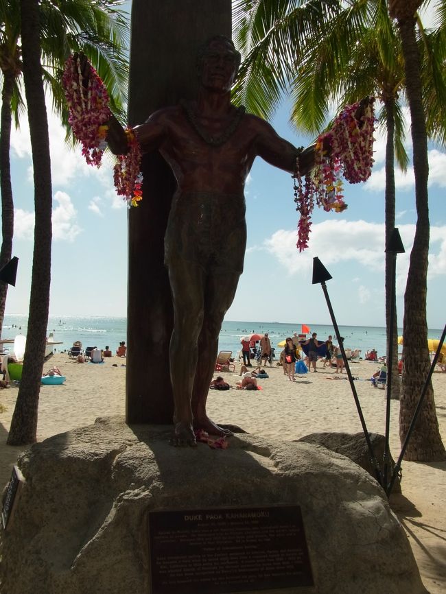 腹ごしらえの後は、まずはウワサのワイキキビーチへ！<br />日差しが強くてデュークカナモク像の顔が逆光で見えない。。。