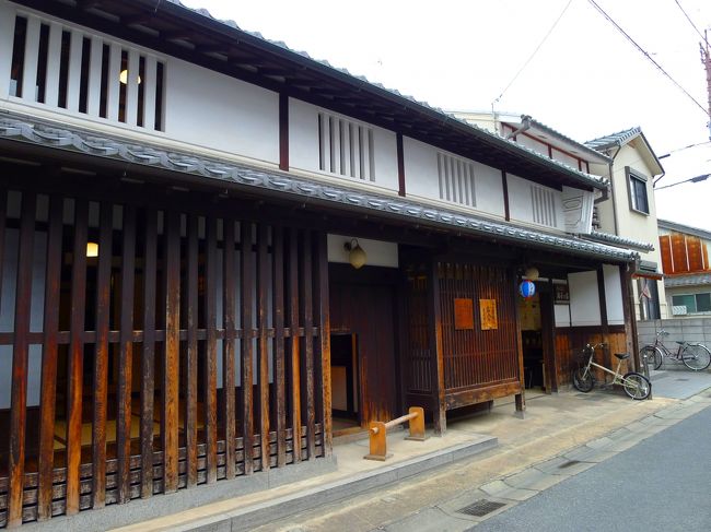 ここは「ならまち格子の家」です。<br /><br />格子は昼間は外から家の中を見えにくくする目隠しの役目を果たしたのと同時に、中からは外が良く見えるハーフミラーの効果を持っていて、そして音や風をよく通す効果もあるということで使われてきたのだそうです。