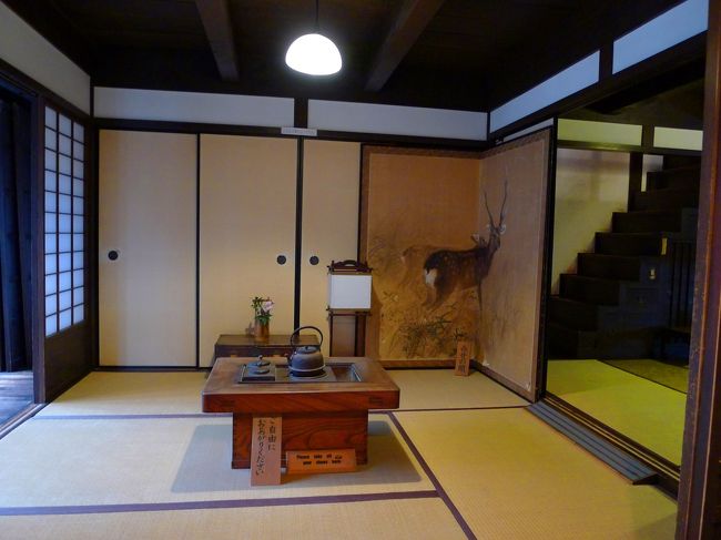 通りに面した間は「みせの間」で右に「中の間」が続きます。その奥に「奥の間」、中庭、「離れ」があります。