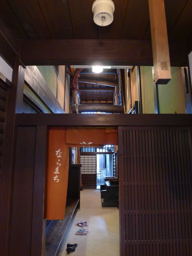 町屋は間口が狭く奥行きが深い造りになっています。<br /><br />通り庭の吹き抜けには明かりとりがあり、採光と通風をはかったそうです。