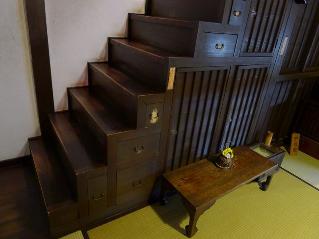 中の間に"箱階段"があり2階に上がれるようになっています。<br />箱階段は空間を無駄なく使う先人の知恵なのですね。