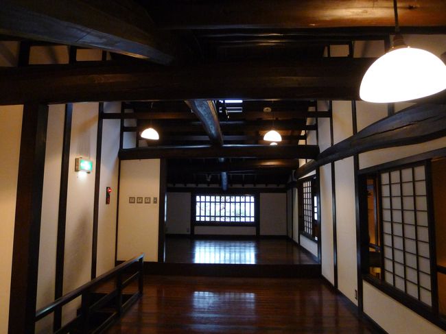 2階は大きな続きの間になっています。<br />奥が通りに面した窓です。