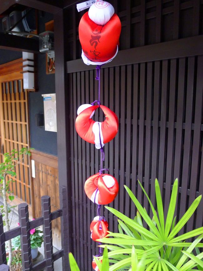 確かに、あちこちの民家の軒先に身代わり申が吊り下げられています。