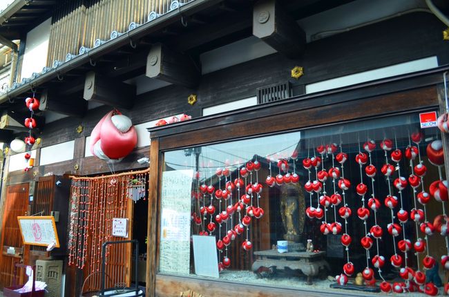 資料館別館にも「身代わり申」がいっぱい〜〜吊り下げられています。<br />中で「身代わり申」の販売もされています。