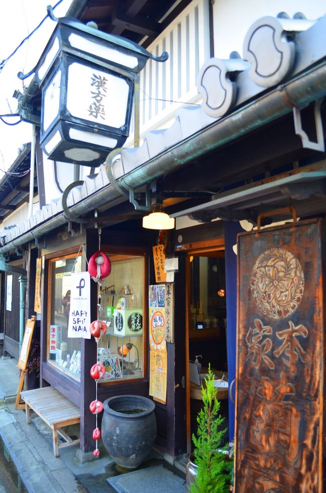 昔ながらの薬屋さん発見！<br />漢方薬を販売されているようですが、店先の木製の看板は創業当時からのものなのでしょうか・・・