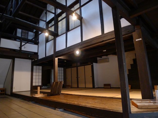 中に入ると、吹き抜けになっていてかなり奥行きのある作りになっています。