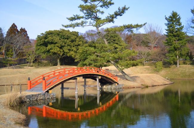 中島に架けられた朱塗りの橋が大変きれいです。
