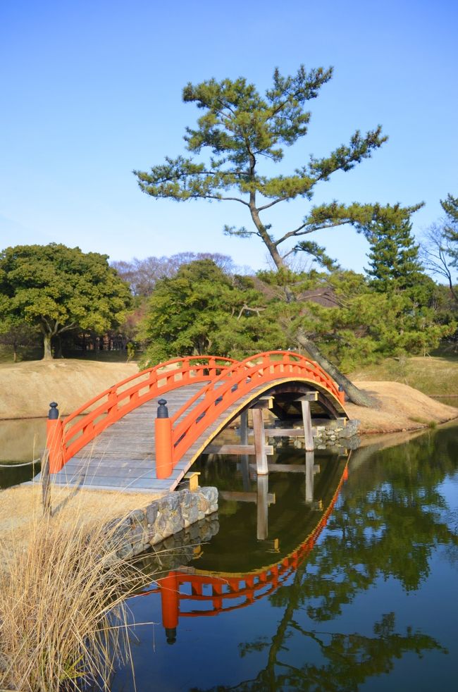 池の水面に橋の姿が映り込んでいます。<br /><br />庭には休憩所もありゆっくり時間を過ごすこともできそうです。