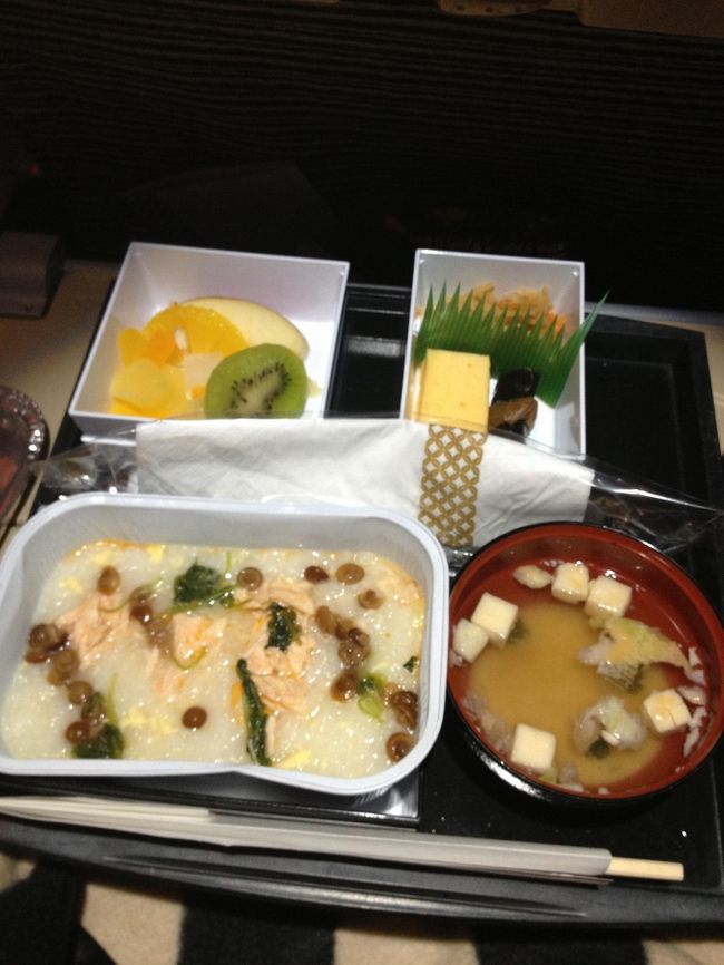 ２回目の機内食<br />私は基本、日本食を選びます（笑）