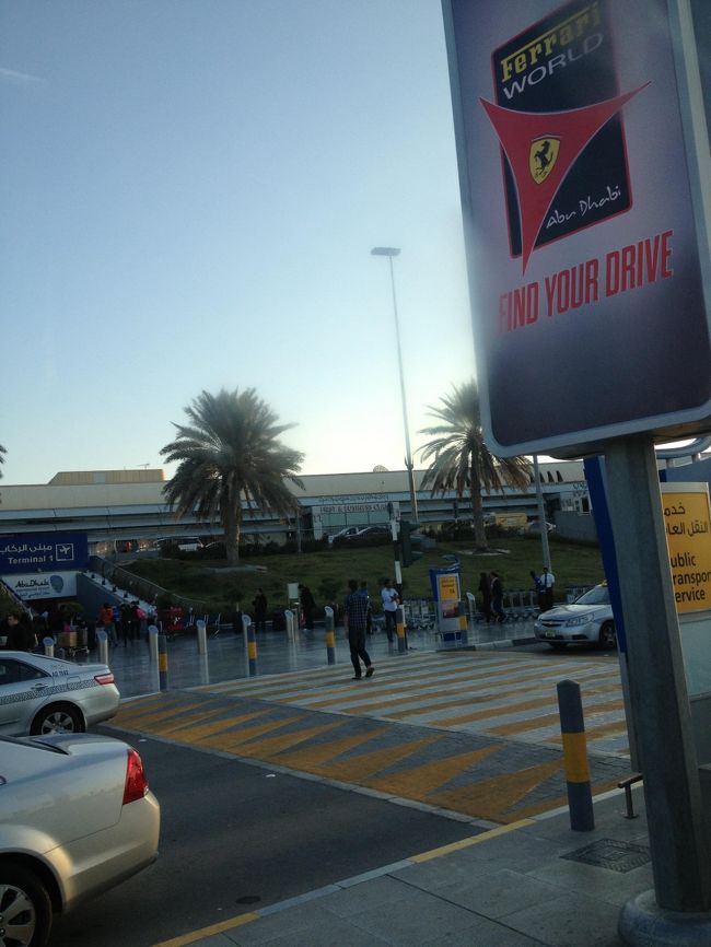 エディハド航空を利用したので、搭乗券の半券を見せて空港からドバイまでバスが無料で行けました<br />エディハドに確認したときは、直接エディハド航空で航空券を購入しないと片道２０００円弱かかります！って言われたけどｗ<br />ちなみに、ＡＮＡで飛行機の予約したけど関係なさそうｗ