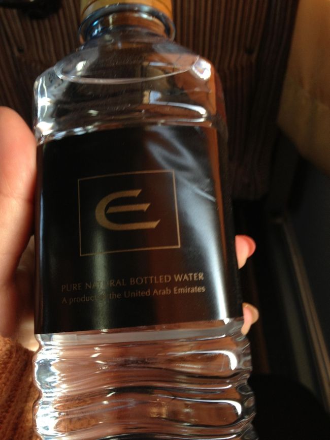 バスに乗るとお水のサービス！！！<br />素晴らしい<br />アブダビ空港から約１時間くらいでドバイに着きました！！<br />