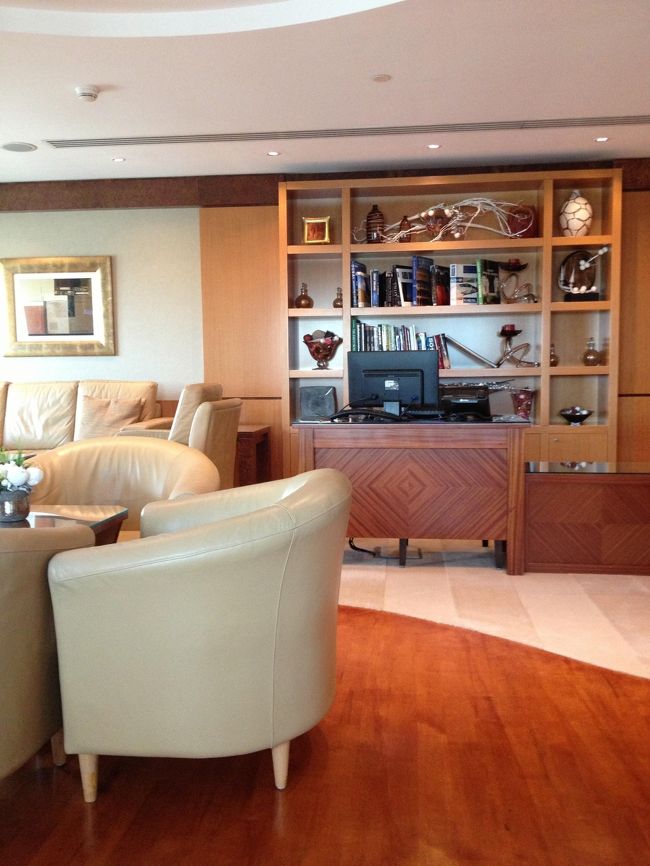 ホテル到着！<br />クラブルーム？にしたので、クラブラウンジでチェックイン。<br />チェックイン時間より早かったけど、問題なく入れました★<br />英語が全くダメな私たちでしたが、親切にパソコンで日本語に翻訳してくれながら説明してくれました！！<br />めっちゃ親切でした。感謝します