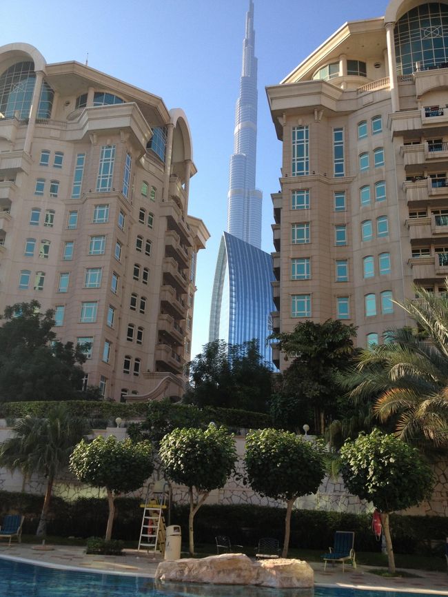 朝食を食べて、プールへ<br />ここ実は２ヶ所プールがあるんです！<br />初めに見つけたプールは冷たくて…誰も泳いでなくて、みんな日光浴？してました<br />