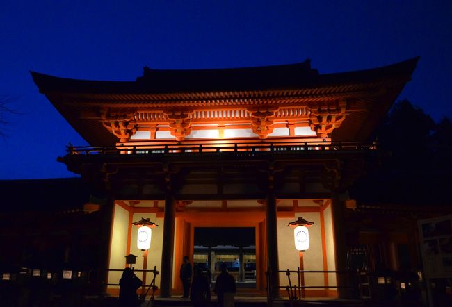すっかり日も暮れ、南門もしっかりライトアップされています。