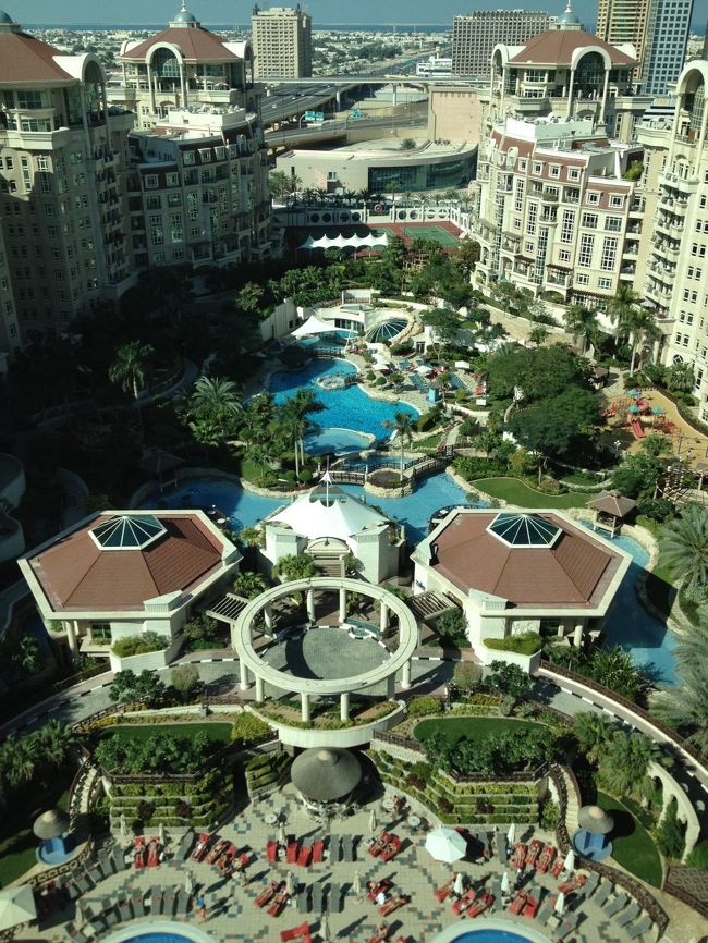 手前側のプールは冷たい方で奥側に見えてるプールは温水です<br />若干歩くし、迷路みたいになっているので、係員に案内してもらった方がいいです<br />ジャグジーやジムなどもありますので結構楽しめました