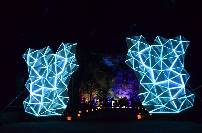 「ミラクル春日参道」のイベントで、春日の雷の神様、武甕槌命（タケミカヅチノミコト）由来の雷をイメージしたアート・プロジェクションが行われています。