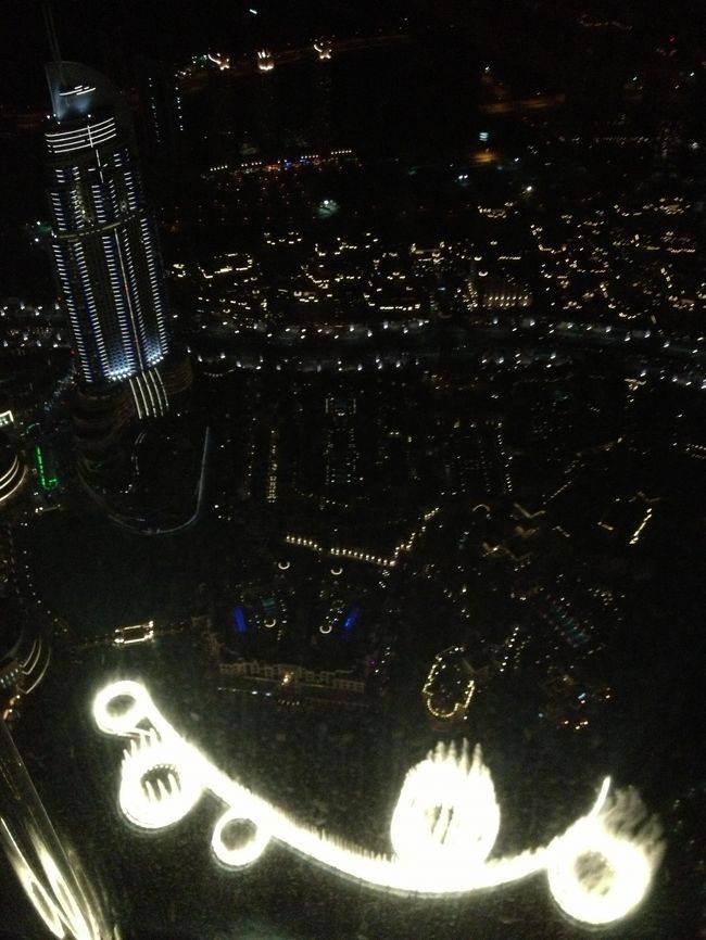 下で噴水ショーしています<br />確か３０分おきだったかな？