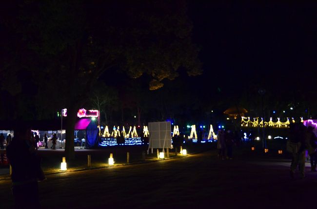 小さくライトアップされた会場が見え、わくわくしてきます。