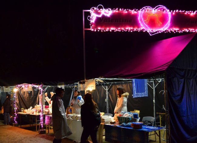 ピンクのハート型のイルミ看板下では「バレンタインマーケット」が開催されています。