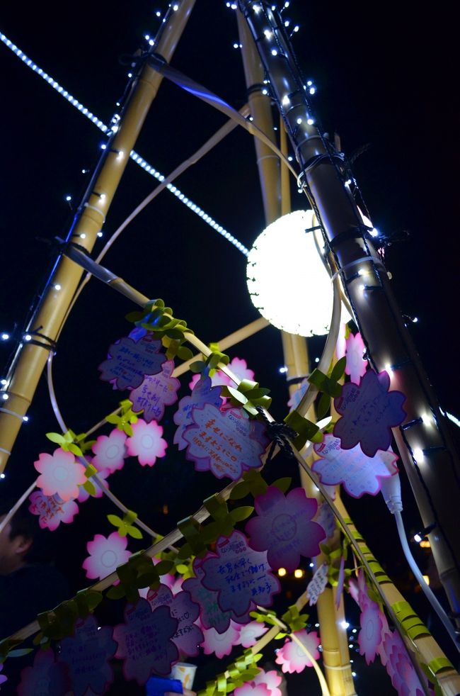 よく見ると、花電球が花たんざくを照らしています。