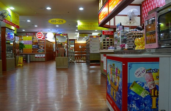 さて、早朝4時のシルロアムサウナのフロント。<br /><br />こんな時間でも、サウナに入ってくる人や、お風呂に入っている人が、そこそこにいるんですが、いないスキを狙って撮影。