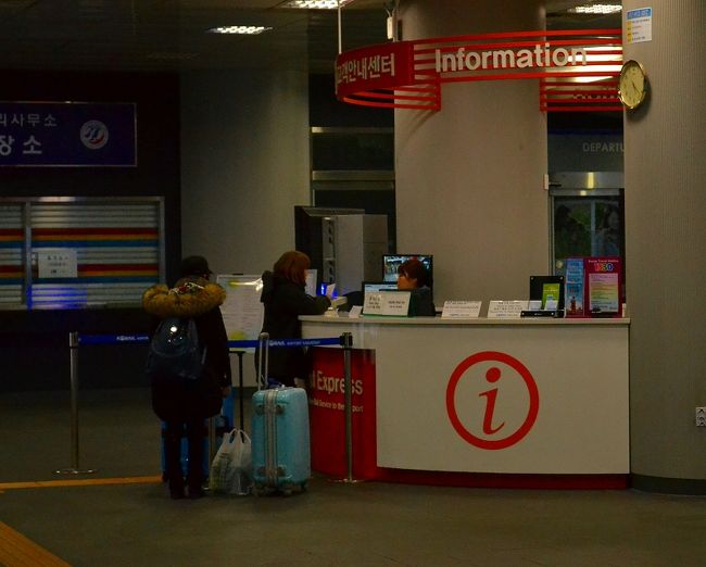 インフォメーションのお姉さん、早くから仕事しています。<br />