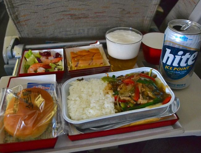 機内食〜<br />牛肉のチンジャオロースー風の、チンジャオロースーではないやつ。<br /><br />なかなかボリュームがありましたが、食べちゃいました。<br />ビールは、1本目、hite。2本目もhite。