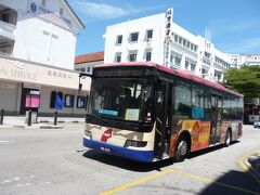 コムタータワー発と、ジェッティフェリー乗り場発のジョージタウン内を巡回している無料バスのCATを、何時も移動に利用しました。これはお得ですよ！
