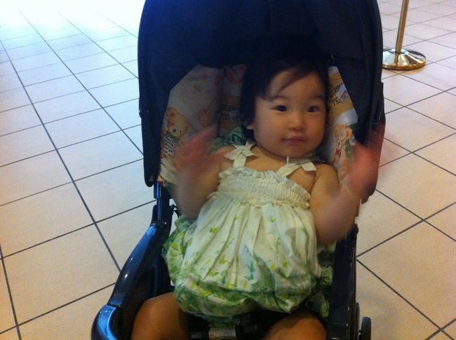 朝飛行機で那覇到着?那覇レンタカーで2泊3日レンタカーを。<br />チャイルドシート付きで1万以下と安かった!!<br />ホテルは広すぎるのでベビーカーを貸してくれました。