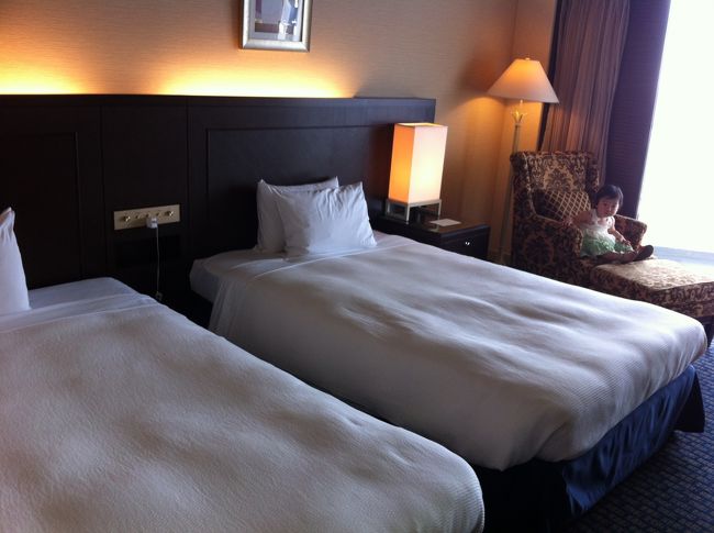 ファミリーや修学旅行向けのホテルかりゆしホテルに到着。<br />部屋は広くないけど綺麗で眺めが良くて満足。スタッフが部屋までホテルの説明をしながら案内してくたりベッドガードを付けてくれたり、めちゃくちゃ広いホテルだから大変なのにサービスが良いです。