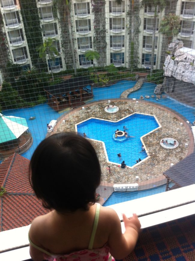 早くプールに入りたい!!と思わせる上の階からの景色。